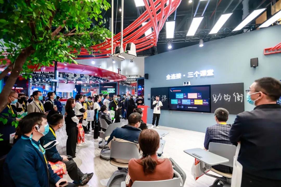 奧威亞獨家冠名第80屆教裝展，“全連接”理念驚艷登場