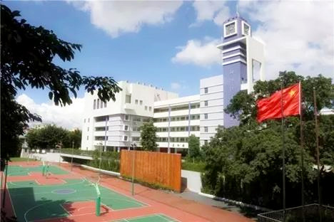 帶上移動(dòng)錄播去辦畢業(yè)典禮和期末表彰大會(huì)，全校2000名師生就都能看直播！