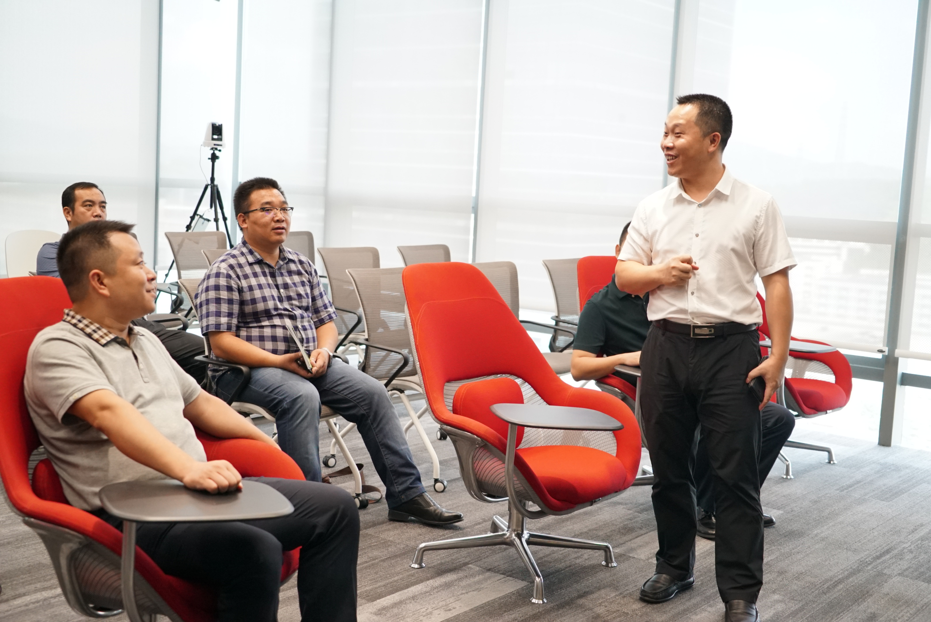 他山之石，可以攻玉——廣西河池副市長鐘洪調(diào)研奧威亞科技創(chuàng)新