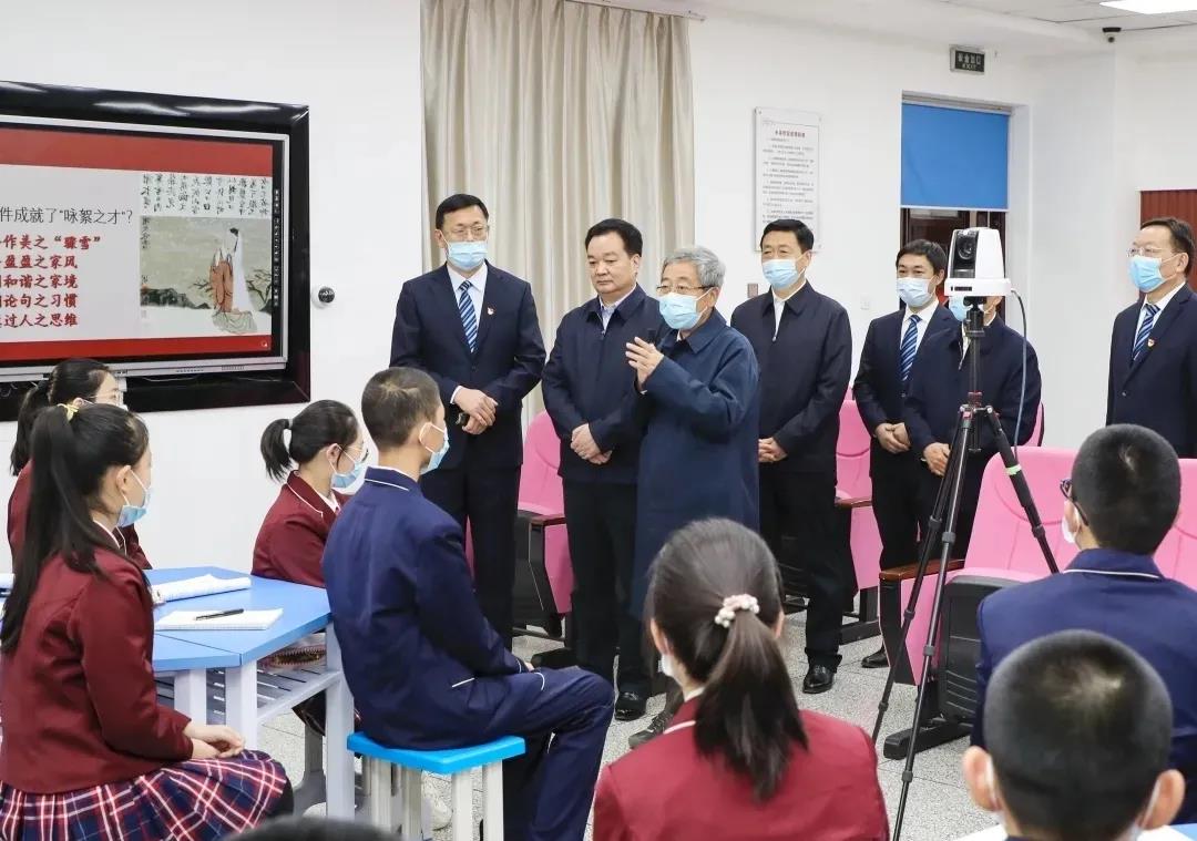 奧威亞在新疆丨兵團(tuán)一中這節(jié)遠(yuǎn)程互動(dòng)課，陳寶生部長(zhǎng)高度贊譽(yù)